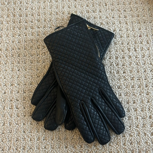 NWOT Vera Bradley Black Quilted Leather Gloves with gold zipper and hardware - Picture 1 of 6